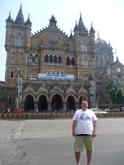 Hier stehe ich vor dem Victoria Terminus in Mumbai
