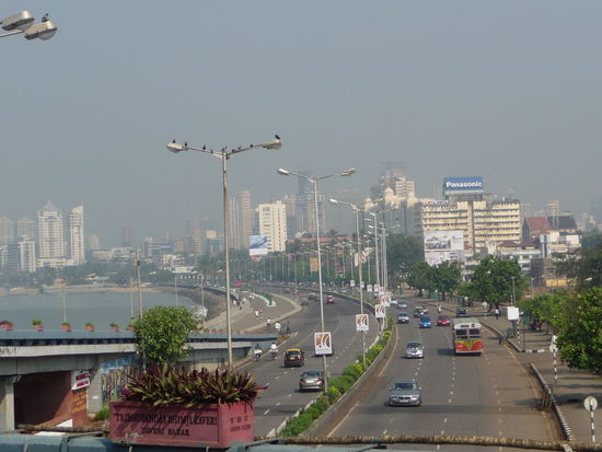 Links Marine Drive,daneben Küstenstraße und im Hintergrund Hochhäuser von Mumbai