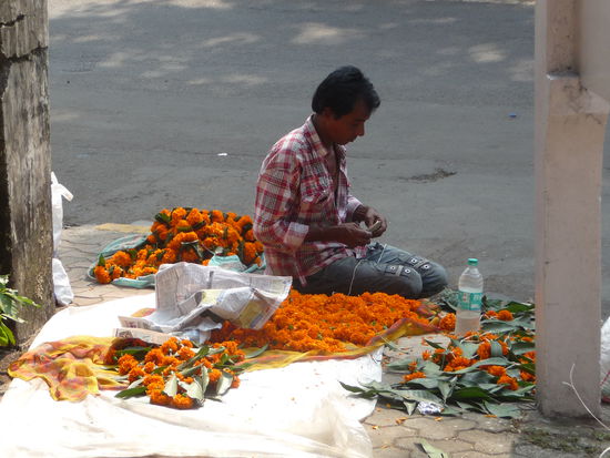 Blumenkranz und Blumenkettenverkäufer