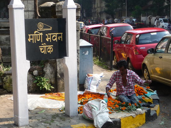 Blumenkranz und Blumenkettenverkäufer