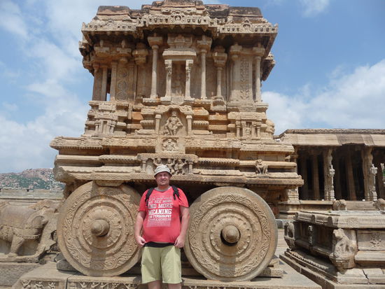 Ich vor dem Prozessionwagen im Vitthal Swami Tempel