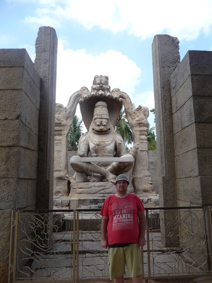 Ich vor Ugra Narasimha