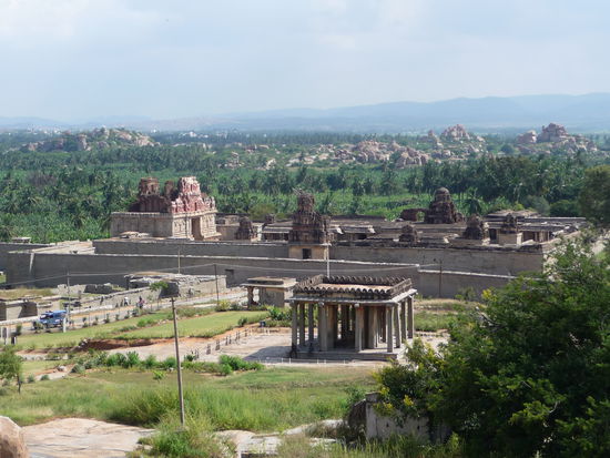Blick vom Hemakuta Hill auf den Krishna Tempel
