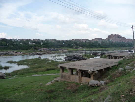 Am Tungabhadra Fluss in Hampi