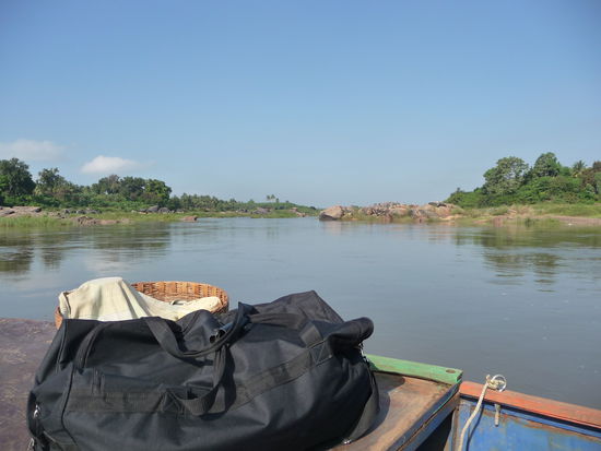 Am Tungabhadra Fluss in Hampi - Nach sehr langen warten konnte ich und andere Menschen endlich das Boot besteigen was uns auf die andere Seite des Flusses brachte Preis = 20 Rupie