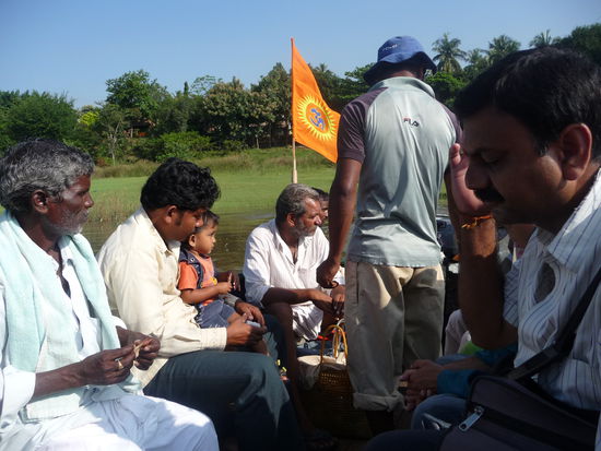 Hier das vollbesetzte Boot