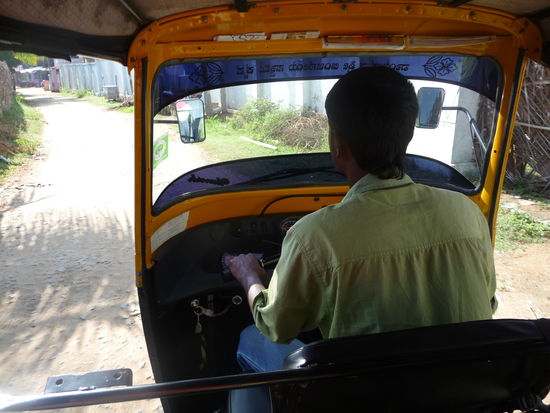 Angekommen am anderen Ufer bringt mich ein Tuk Tuk die ca. 2 Km zum Hotel für 30 Rupie