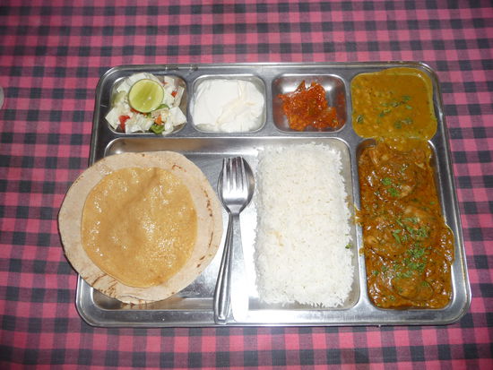 Leckeres Abendessen im Hotel für 120 Rupie = 1,80 Euro