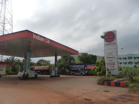 In einen Vorort von Hampi heißt es erstmal tanken für die lange Fahrt nach Goa