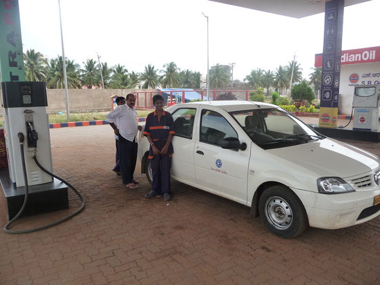 Mit dem weißen Hemd mein Fahrer und daneben der junge Tankwart der ganz stolz war mit auf s Foto zu kommen