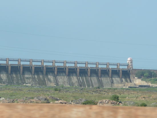 Staumauer während der Fahrt nach Goa
