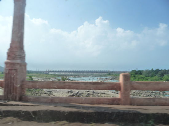 Staumauer während der Fahrt nach Goa