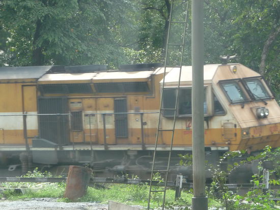 Mitten in den Bergen mußten wir an einen Bahnübergang warten und diesen Zug vorbei lassen