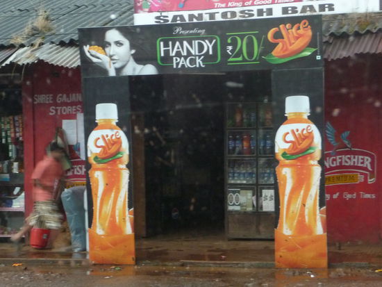 Wir haben Goa fast erreicht und der Regen uns auch aber nur für eine halbe Stunde dafür aber kräftig. Werbung für mein Lieblingsgetränk in Indien Mango Saft !! 