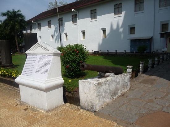 Kanone vor der St. Francis Kirche