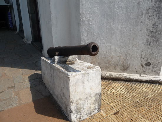 Kanone vor der St. Francis Kirche