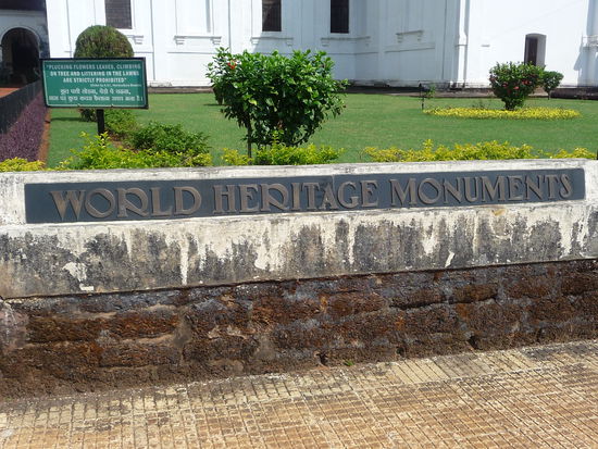 Die Kirchen und Klöster von Old Goa gehören zum UNESCO WELTKULTURERBE wie hier gut zu lesen ist