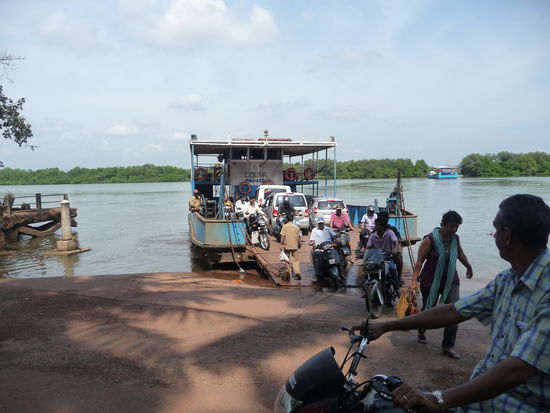 Fähre am Mandovi Fluß in Old Goa