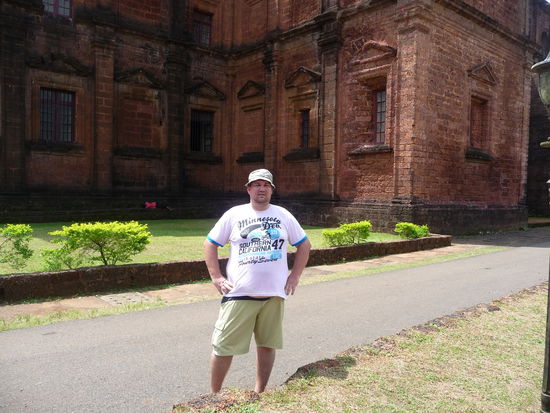 Ich vor der Basilika Bon Jesus in Old Goa