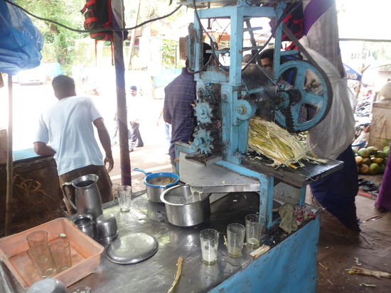 Hier wird mir gleich ein Glas Lemon - Zuckerrohr Saft frisch zubereitet was ich auch gut gebrauchen kann denn ich habe sicher 2 Liter Flüßigkeit verloren in den letzten 3 Stunden hier in Old Goa