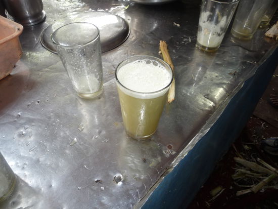 Und da steht es schon mein Glas Lemon - Zuckerrohr Saft für 20 Rupie = 0,30 Euro 