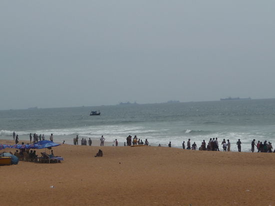 Belebter Strand in der Nähe von Panaji