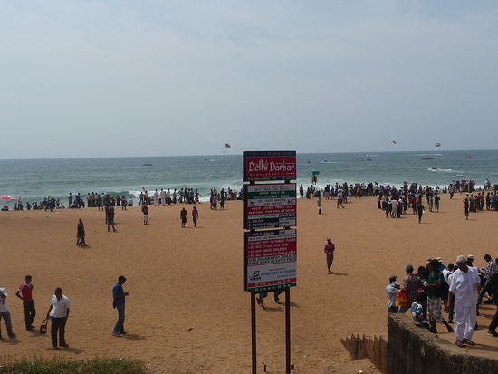 Belebter Strand in der Nähe von Panaji