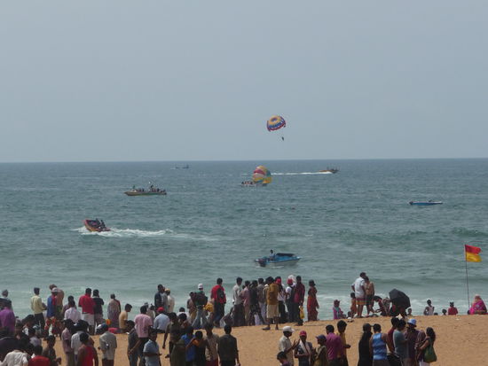 Belebter Strand in der Nähe von Panaji