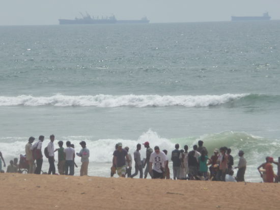 Belebter Strand in der Nähe von Panaji