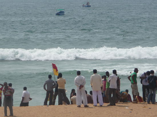 Belebter Strand in der Nähe von Panaji