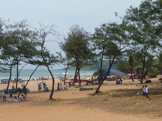 Belebter Strand in der Nähe von Panaji