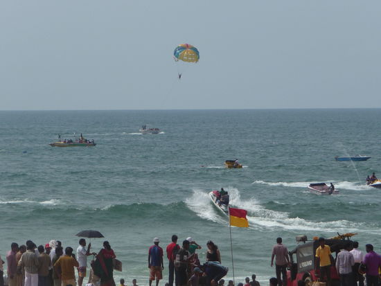 Belebter Strand in der Nähe von Panaji
