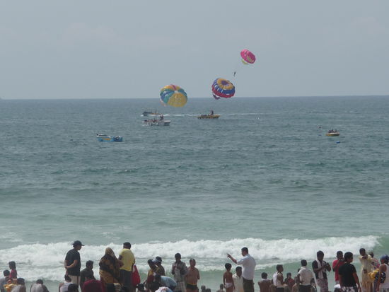Belebter Strand in der Nähe von Panaji