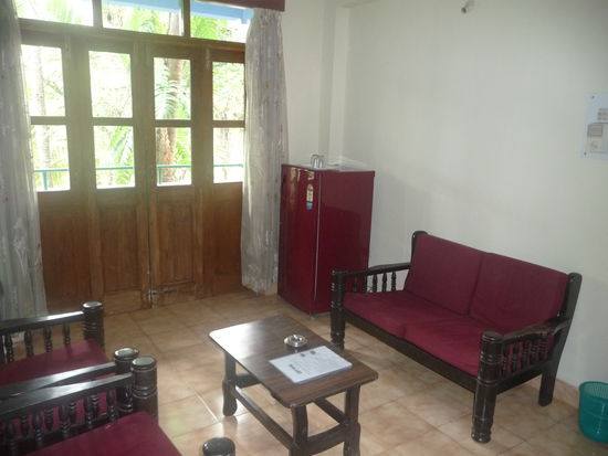 Das Wohnzimmer mit Kühlschrank