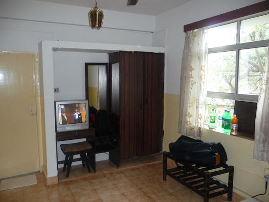 Das Schlafzimmer mit TV und Klimaanlage