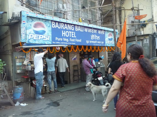 Eines von vielen kleineren und einfachen Hotels in Mumbai