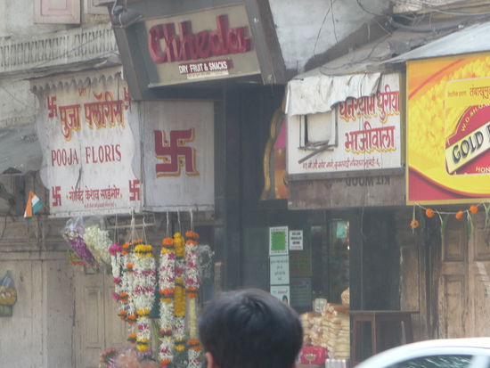 Hier ist wieder das Swastika Zeichen ( Hakenkreuz ) zu sehen.