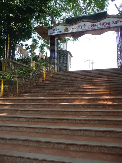 Eingang zu den Hanging Gardens heute Mehta Gardens