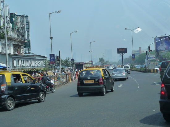 Weiter geht es durch die Stadt zum Bahnhof Mahalaxmi einen Nahverkehrs und S Bahnhaltepunkt.