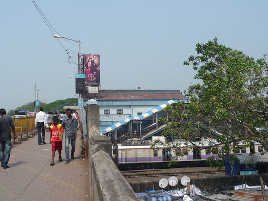 Bahnhof Mahalaxmi mit Zug