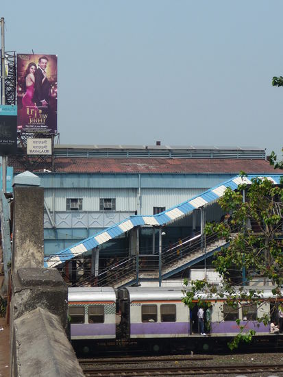 Bahnhof Mahalaxmi mit Zug