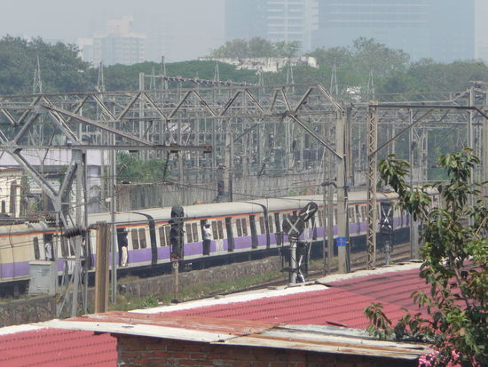 Zugverkehr am Bahnhof Mahalaxmi