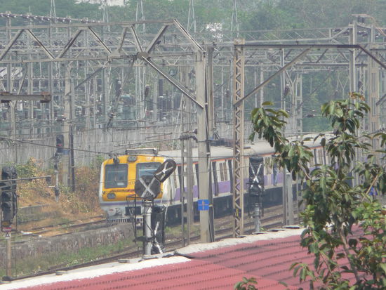 Zugverkehr am Bahnhof Mahalaxmi