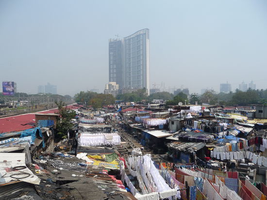 Direkt neben dem Bahnhof liegt das Dhobi Ghat ein riesiges Waschviertel in denen ca. 10000 Menschen arbeiten in denen diese in gemauerten Waschbecken aus Stein die für einige Rupie gemietet werden Wäsche waschen aus Krankenhäusern,Hotels und Restaurants aber auch Privathaushalten.