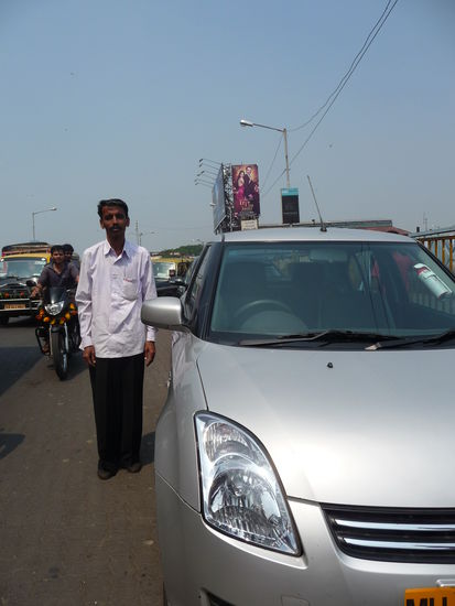 Mein Fahrer der mich mit seinem Auto durch Mumbai  begleitet