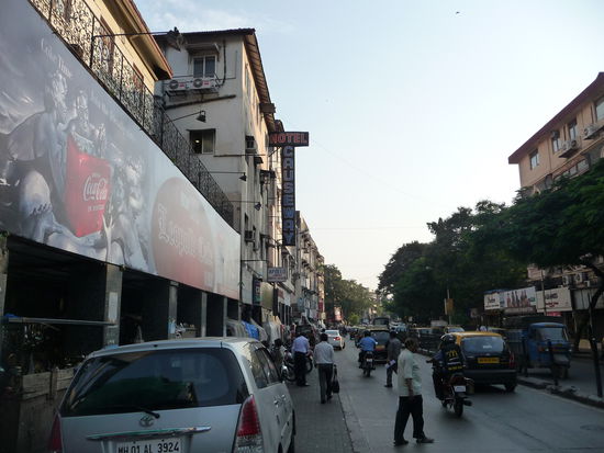 Flanier und Touristenmeile Colaba Causeway