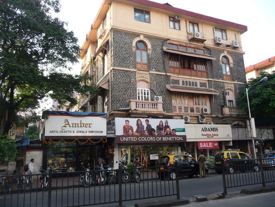 Flanier und Touristenmeile Colaba Causeway