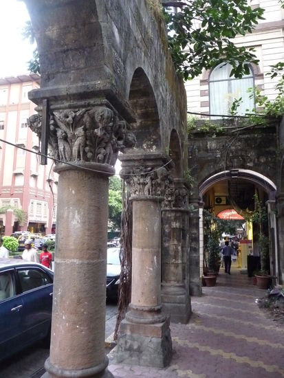 Schöne Säulen an einer Ruine in Colaba