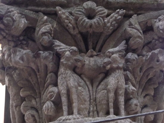 Schöne Säulen an einer Ruine in Colaba