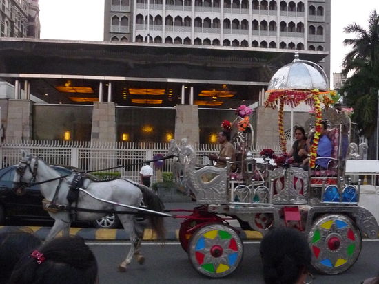 Besonders gegen Abend lassen sich reiche Inder und sonstige Touristen gerne mit geschmückter Kutsche an der Strandpromenade entlang des alten Hafens chauffieren.